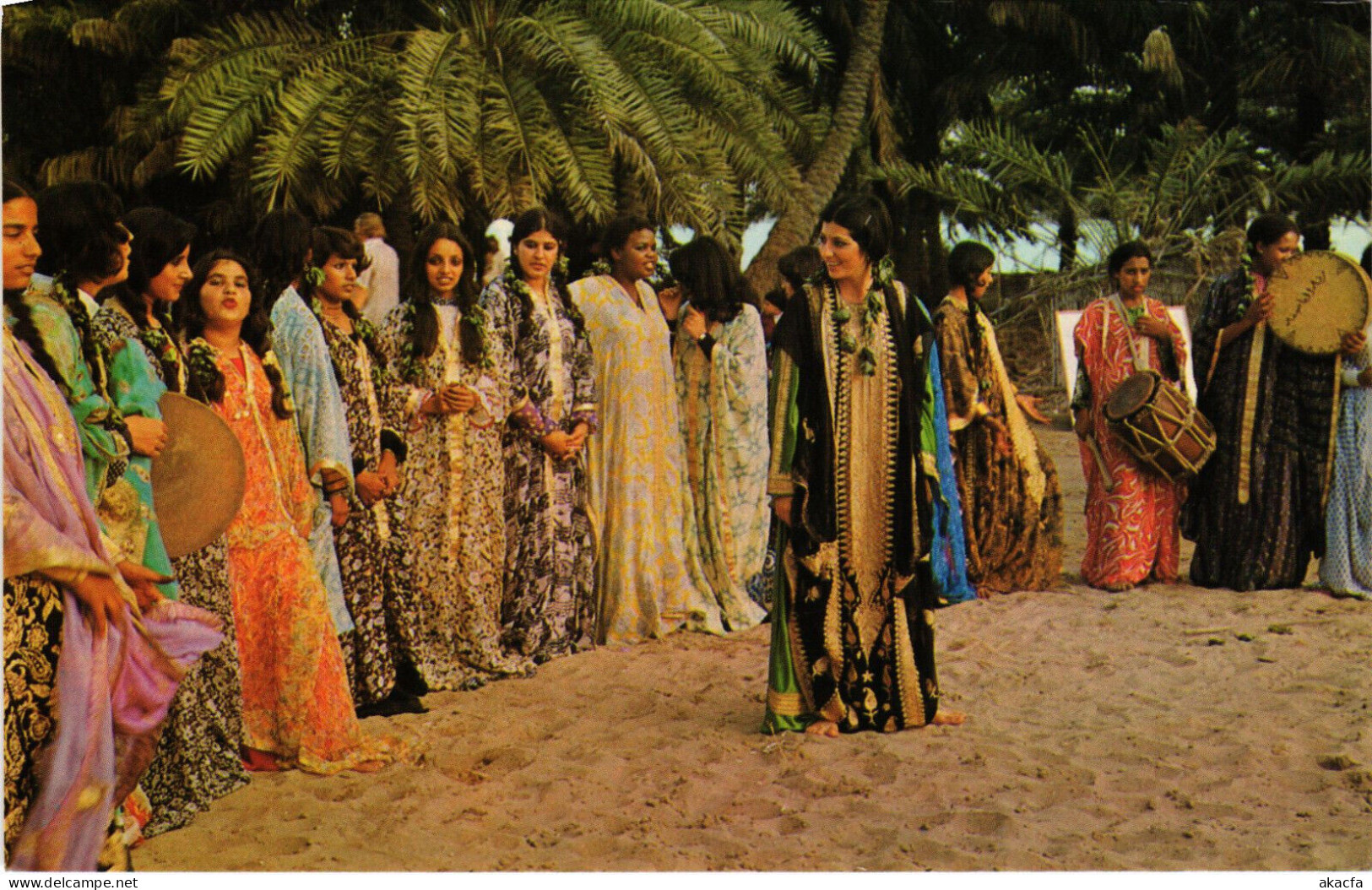 PC BAHRAIN, TRADITIONAL VILLAGE DANCERS, Modern Postcard (b48125) - Bahrain