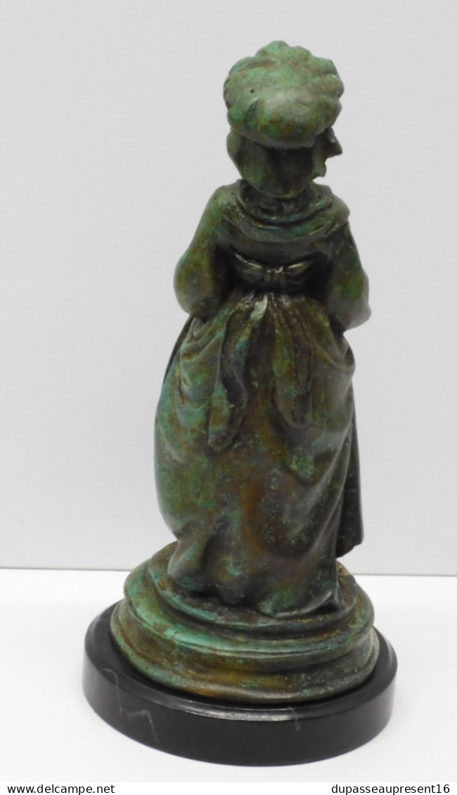 -JOLIE STATUETTE BRONZE A PATINE VERTE PETITE FILLE AUX OEUFS Dans Son Tablier  E - Bronzi