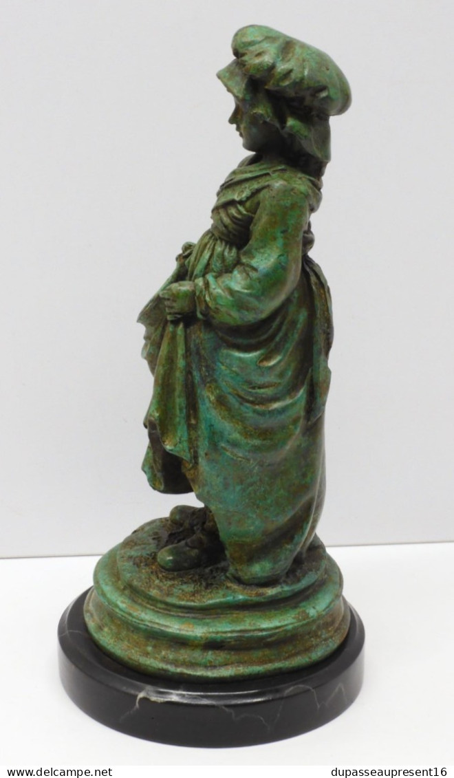 -JOLIE STATUETTE BRONZE A PATINE VERTE PETITE FILLE AUX OEUFS Dans Son Tablier  E - Bronzes