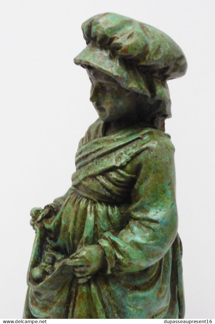 -JOLIE STATUETTE BRONZE A PATINE VERTE PETITE FILLE AUX OEUFS dans son Tablier  E