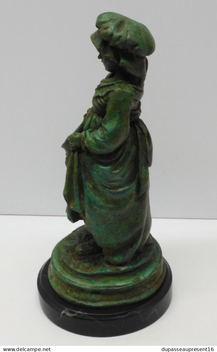 -JOLIE STATUETTE BRONZE A PATINE VERTE PETITE FILLE AUX OEUFS dans son Tablier  E