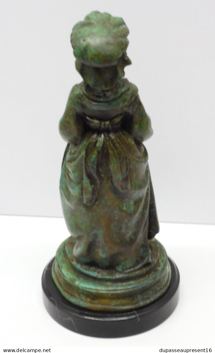 -JOLIE STATUETTE BRONZE A PATINE VERTE PETITE FILLE AUX OEUFS dans son Tablier  E