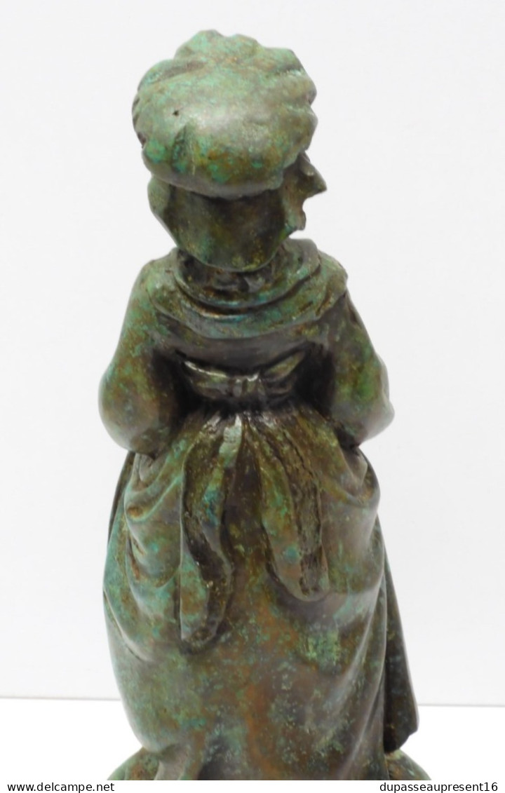 -JOLIE STATUETTE BRONZE A PATINE VERTE PETITE FILLE AUX OEUFS dans son Tablier  E