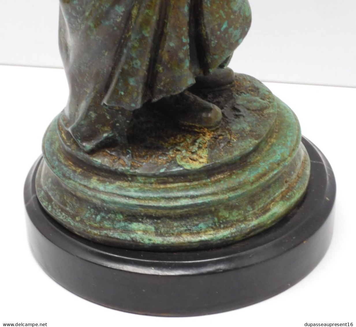 -JOLIE STATUETTE BRONZE A PATINE VERTE PETITE FILLE AUX OEUFS dans son Tablier  E