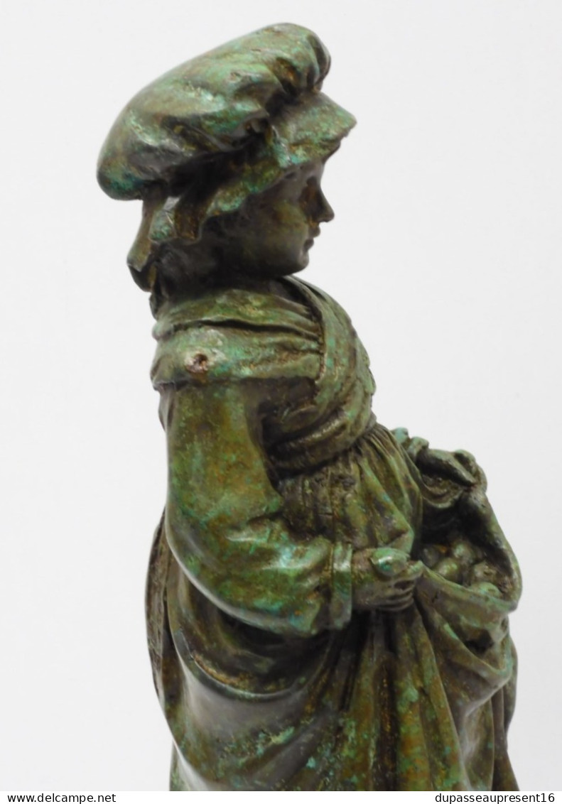 -JOLIE STATUETTE BRONZE A PATINE VERTE PETITE FILLE AUX OEUFS dans son Tablier  E