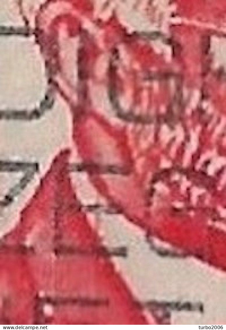 Afwijking Rode Verticale Kras In De Kraag In 1928 Kinderzegel 7½ + 2½ Rood NVPH 222 A - Variétés Et Curiosités