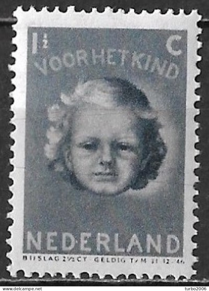 Afwijking 2 Grijze Lijnen Door Het Gezicht In 1945 Kinderzegels 1½ + 2½ Ct Grijs NVPH 444 Postfris - Errors & Oddities