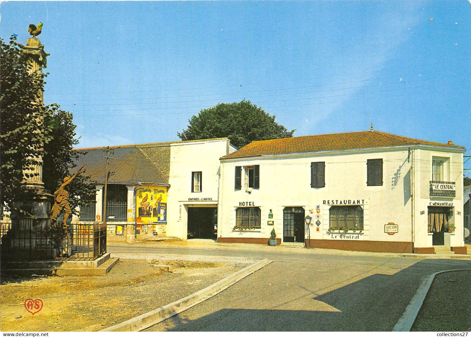 85-SAINT-MICHEL-EN(L'HERM- PLACE DE LA MAIRIE ET L'HÔTEL " LE CENTRAL " - Saint Michel En L'Herm