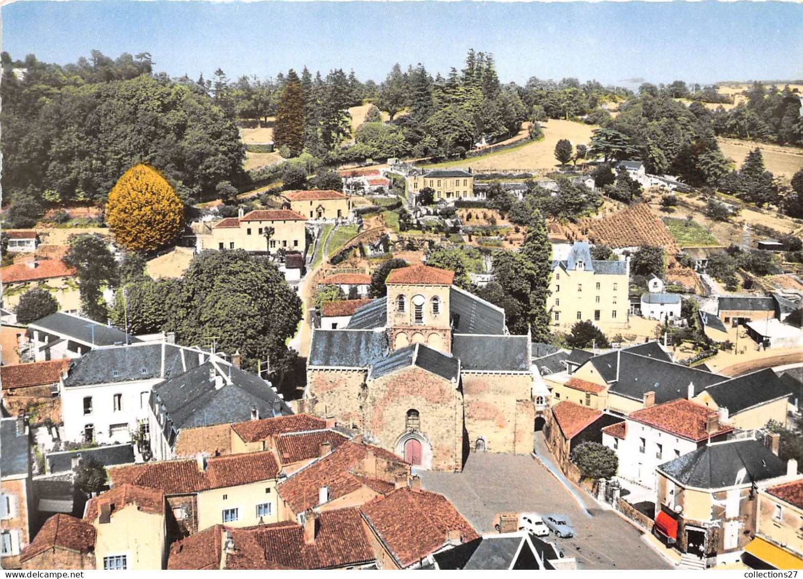 85-POUZAUGES- LA PLACE DE L'EGLISE VUE DU CIEL - Pouzauges