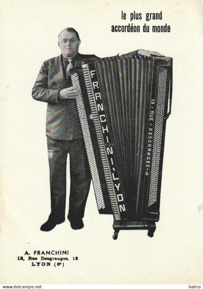 LYON - Le Plus Grand Accordéon Du Monde , A FRANCHINI , Foire De Lyon 1964 - Instruments De Musique