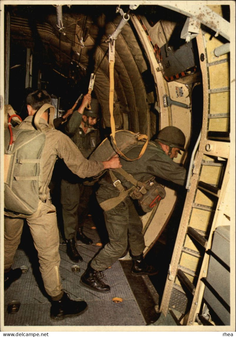 PARACHUTISME - Parachutiste - Grande Carte - Avion TRANSALL C 160, En Position Saut De Nuit - Militaria, Armée De L'air - Parachutting