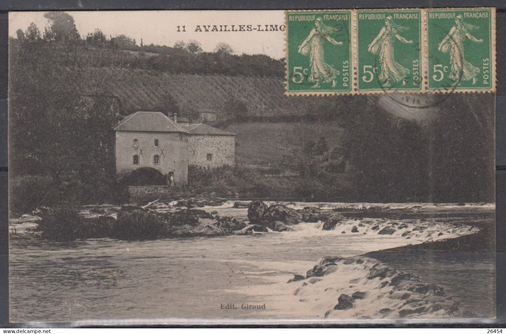 CPA De 86 AVAILLES-LIMOUZINE  " Le Moulin " écrite Le 4 4 1920 Avec Semeuse 5c Vert BANDE De 3 Pour 49 SEGRE - Availles Limouzine