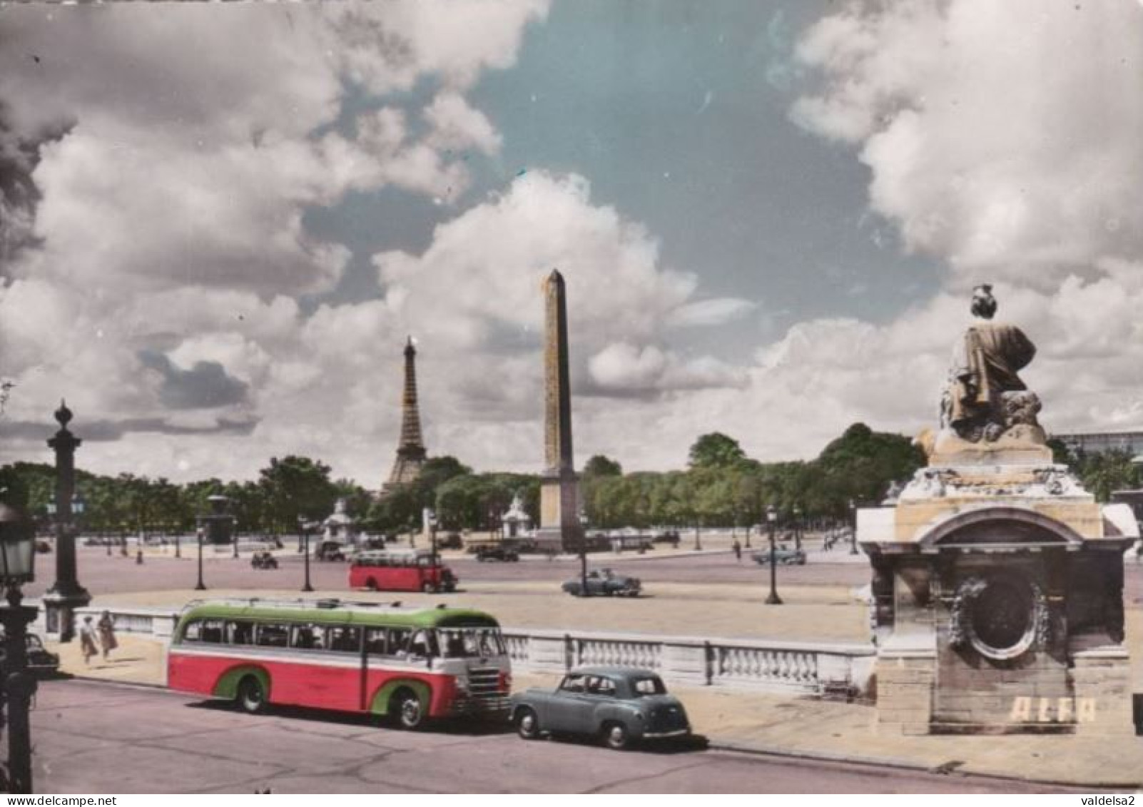 FRANCE - PARIS - LA PLACE DE LA CONCORDE - OBELISQUE - LA TOUR EIFFEL - BUS / TRAM - AUTO - 1957 - Tour Eiffel