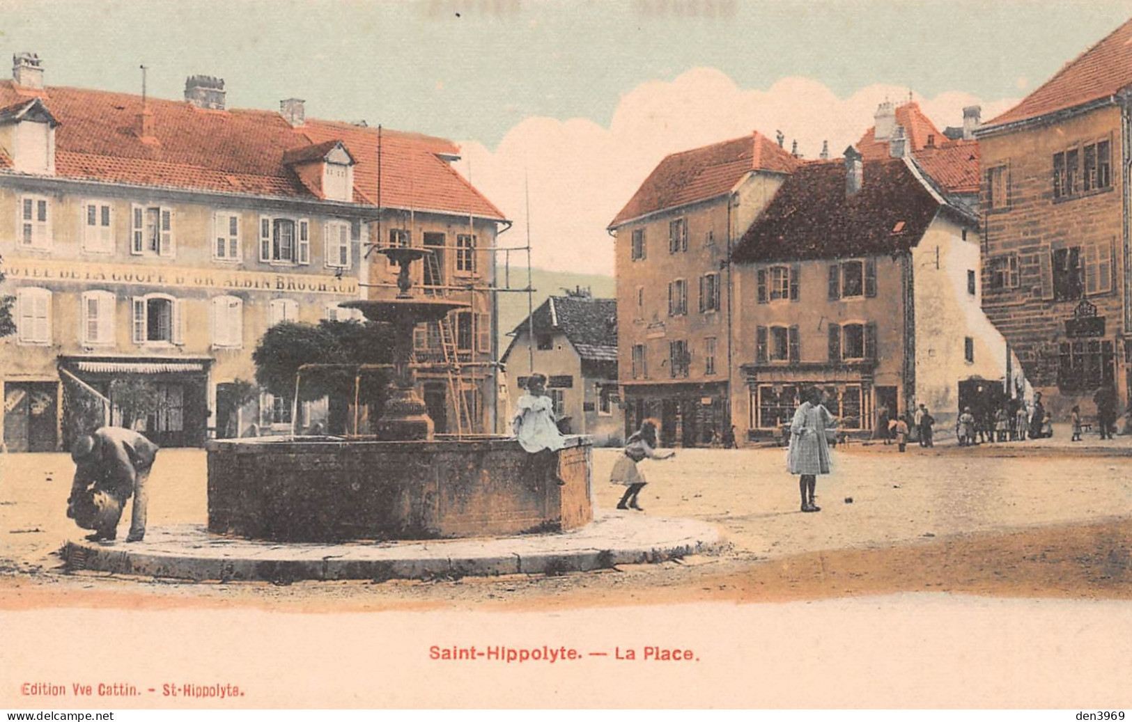 SAINT-HIPPOLYTE (Doubs) - La Place - Fontaine, Hôtel De La Coupe D'Or Albin Brouhaud - Tirage Couleurs (plus RARE) - Saint Hippolyte