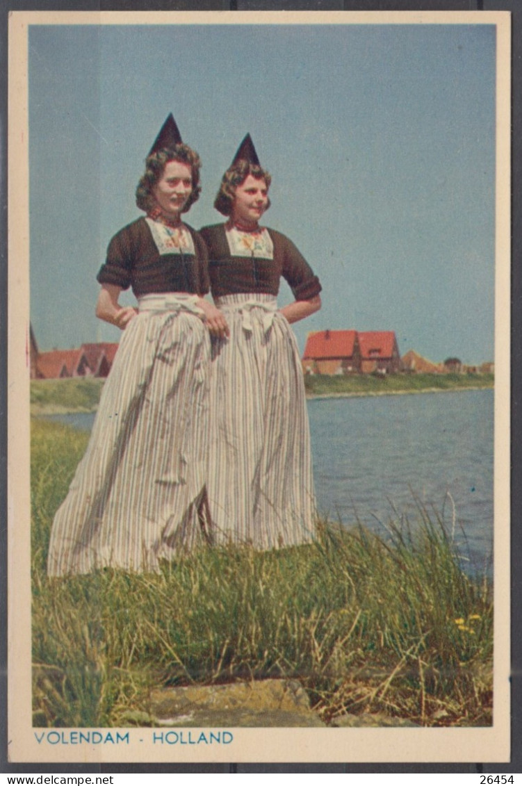 PAYS-BAS    LOT De 5 CPSM   De  ALKMAAR  De MARKEN  Et  VOLENDAM   Animées  Avec COSTUMES    Non écrites - Collections & Lots