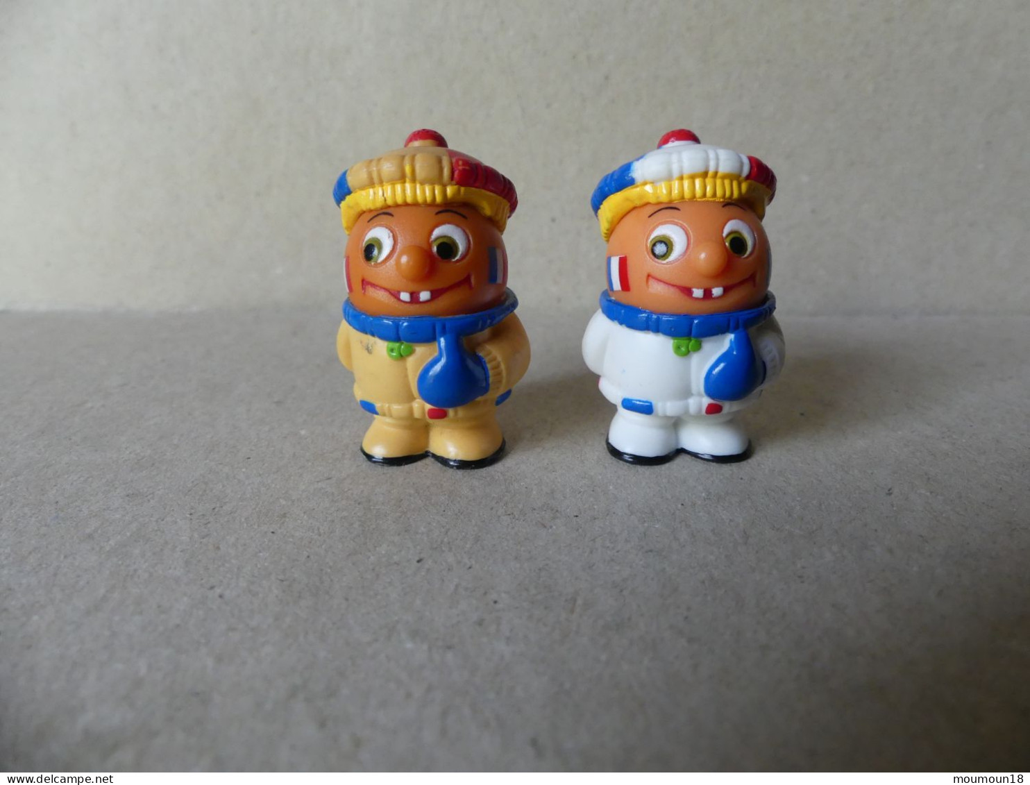 Lot 2 Figurines Kinder Fan De Foot N° 4 Kugelfiguren 2 Couleurs Blanc, Beige - Komplettsets