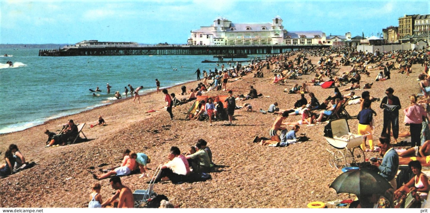 The Beach And South Parade Pier Southsea Hampshire Sunbathers 1970s Vintage Unused Chrome Postcard - Southsea