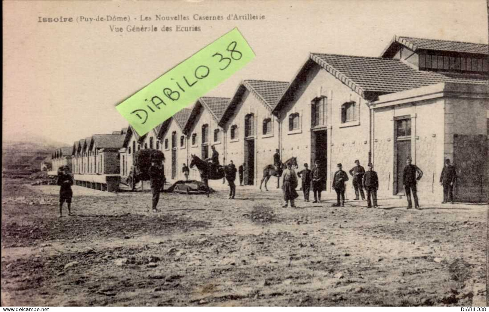 ISSOIRE  ( PUY DE DOME  )   LES NOUVELLES CASERNES D ' ARTILLERIE . VUE GENERALE DES ECURIES - Issoire