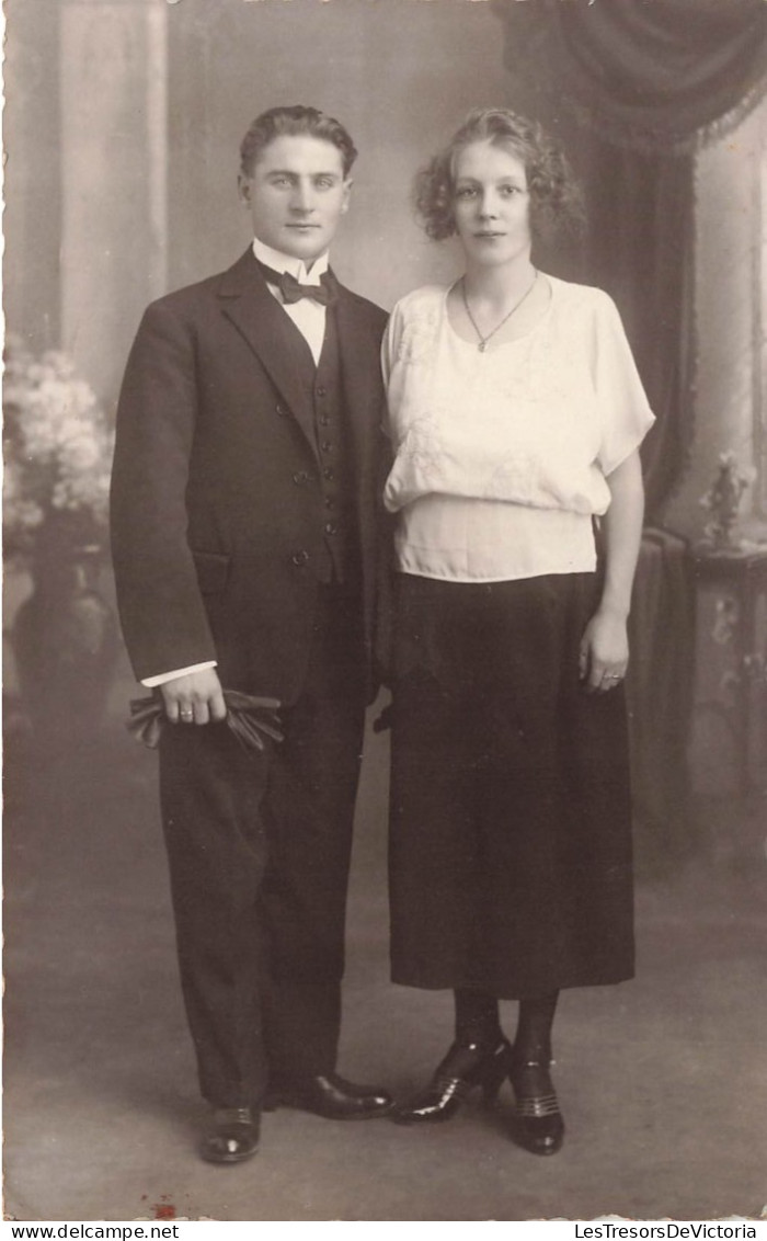 PHOTOGRAPHIE - Jeune Couple Marié, Dans Une Salle De Bal - Gants - Soirée - Carte Postale Ancienne - Couples