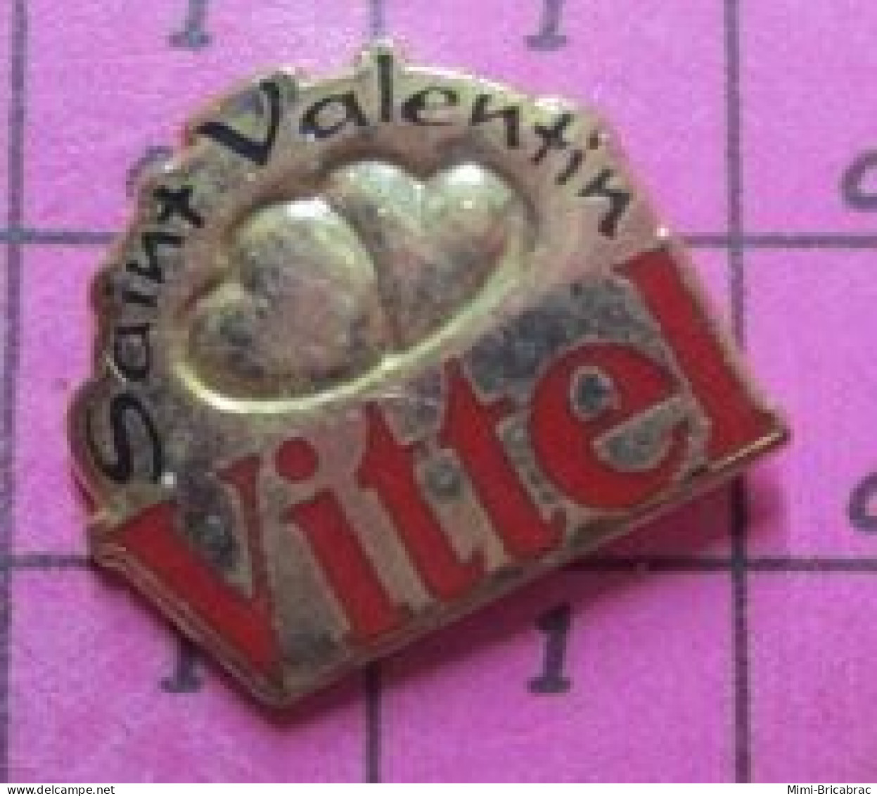 716b Pin's Pins / Beau Et Rare /  BOISSONS / SAINT VALENTIN VITTEL EAU MINERALE 2 COEURS METAL JAUNE - Bádminton