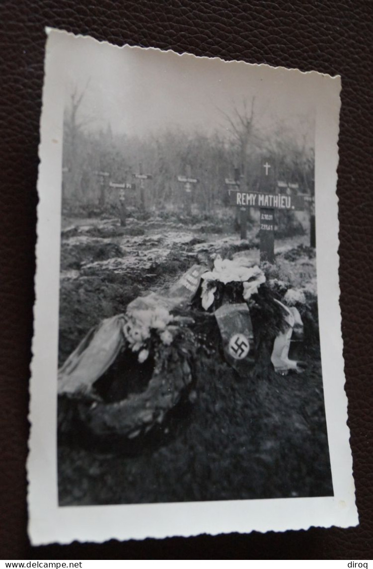 RARE, Photo Ancienne,enterrement 1941,gerbe De Fleurs Allemande...pour Remy Mathieu,10,5 Cm/8 Cm. - Guerre, Militaire