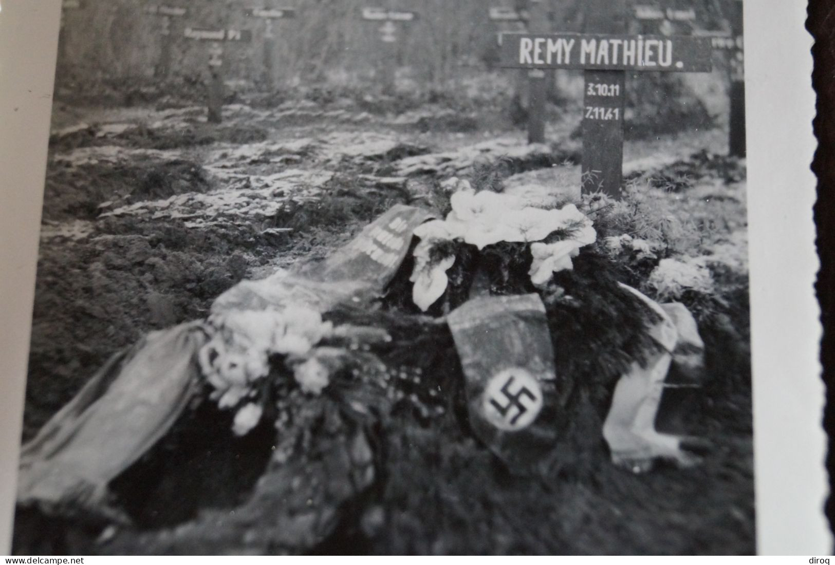 RARE, Photo Ancienne,enterrement 1941,gerbe De Fleurs Allemande...pour Remy Mathieu,10,5 Cm/8 Cm. - Guerre, Militaire