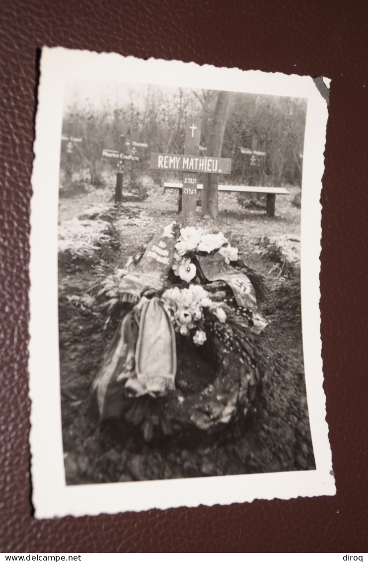 RARE, Photo Ancienne,enterrement 1941,gerbe De Fleurs Allemande...pour Remy Mathieu,10,5 Cm/8 Cm. - Oorlog, Militair