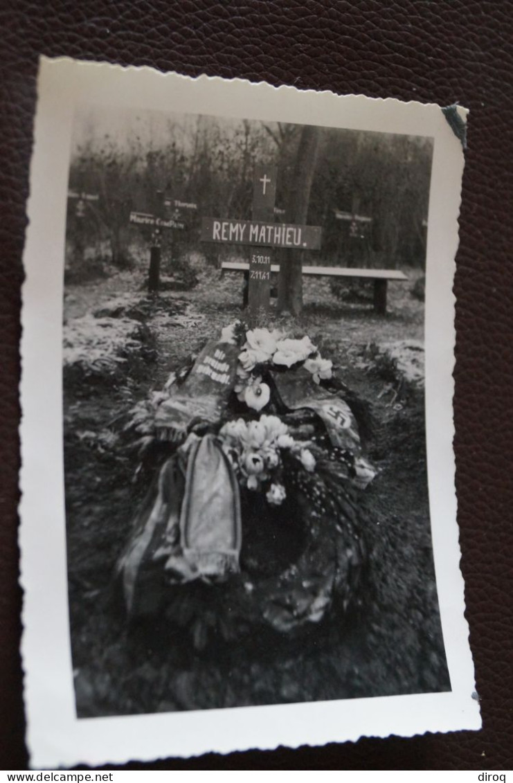RARE, Photo Ancienne,enterrement 1941,gerbe De Fleurs Allemande...pour Remy Mathieu,10,5 Cm/8 Cm. - Oorlog, Militair