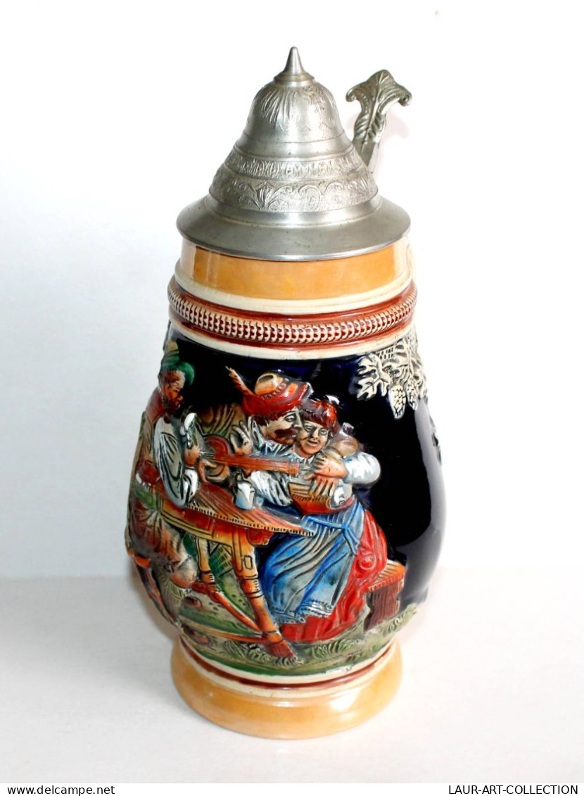 ANCIENNE GRANDE CHOPE DE BIERE ALLEMANDE En GRES EMAILLÉ PERSONNAGE FESTIF 1L 26cm / ANTIQUE GLASS BIER BEER (2006.13) - Vasos