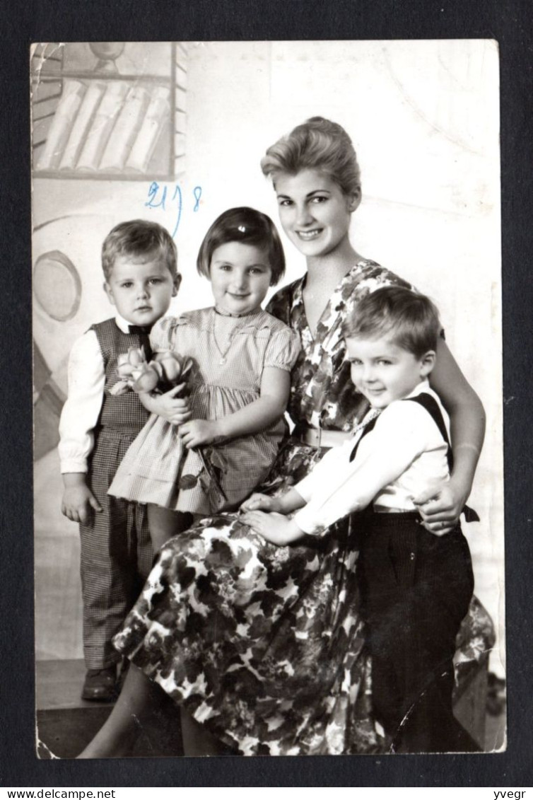 Généalogie - Photo D'une Jolie Femme Et Ses 3 Enfants - Genealogy