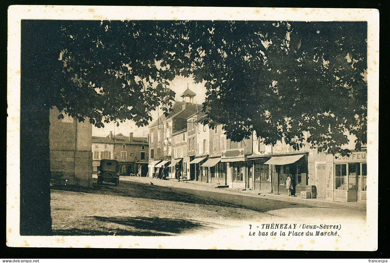 13677 - DEUX SEVRES - THENEZAY - Le Bas De La Place Du Marché - Thenezay