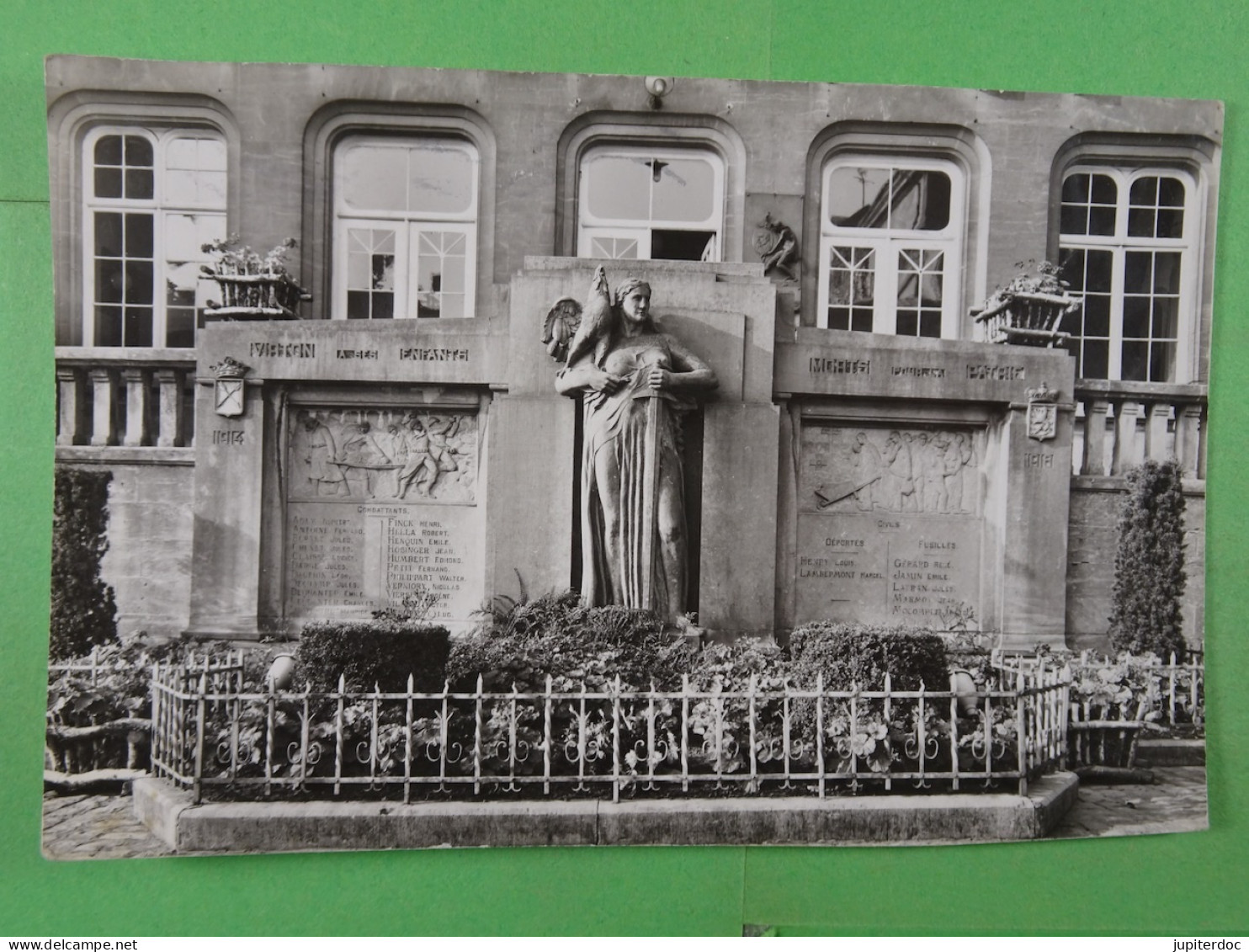 Virton Monument Aux Morts De La Ville - Virton