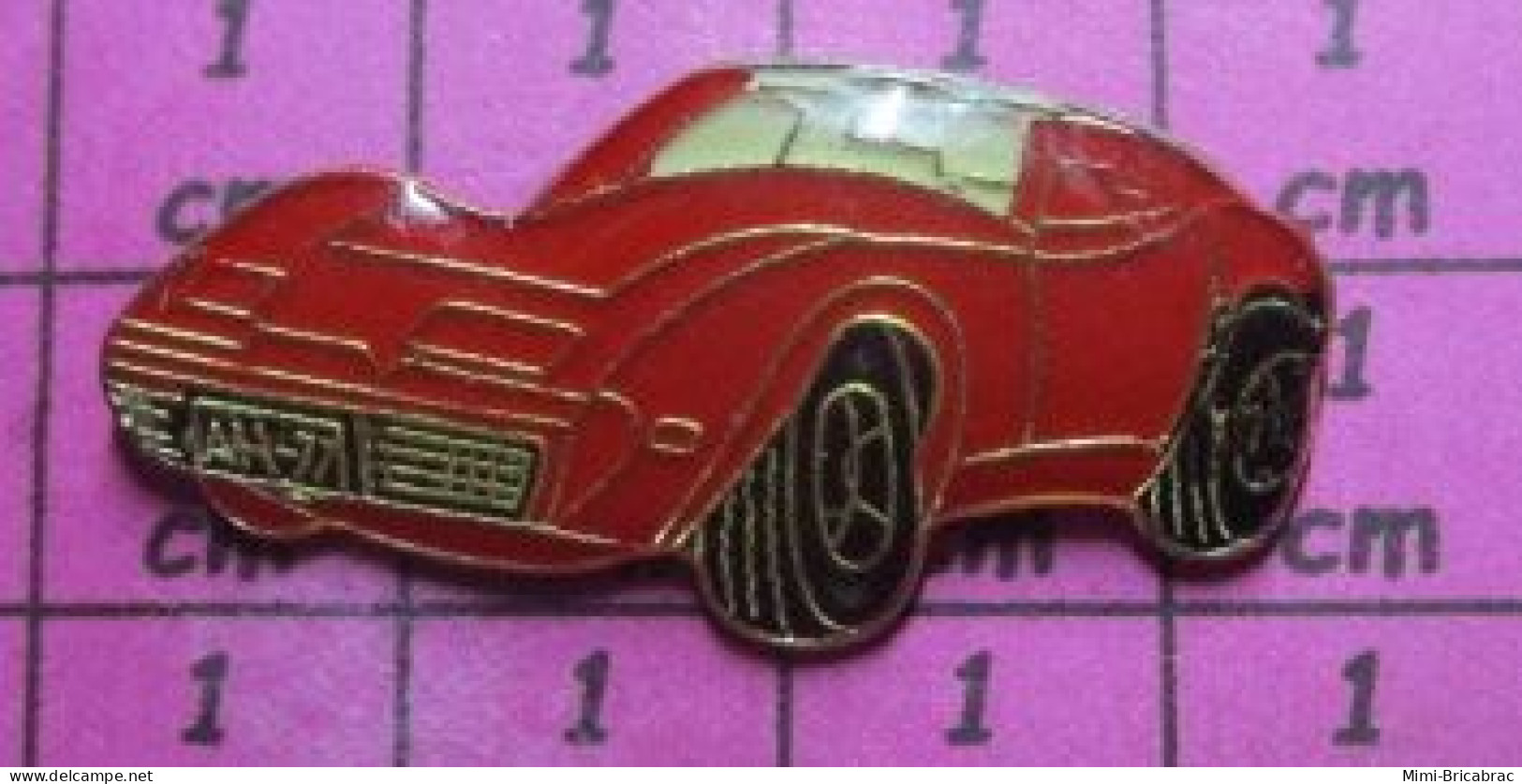 716A Pin's Pins / Beau Et Rare / THEME : AUTOMOBILES / CORVETTE ROUGE IMMATRICULEE AH-77 - Corvette