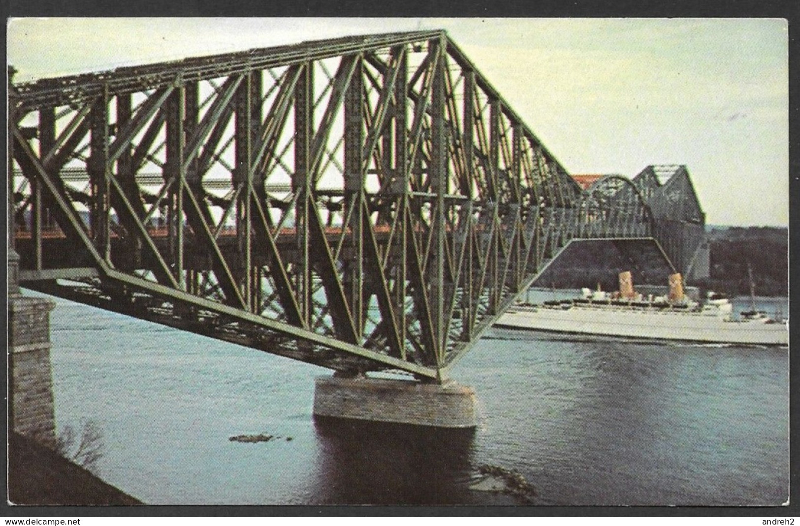 Québec - Sainte-Foy - Bridge  Le Pont De Québec Avec Le Paquebot Qui Passe Sous Le Pont - Par Provincial News P4838 - Québec - Sainte-Foy-Sillery