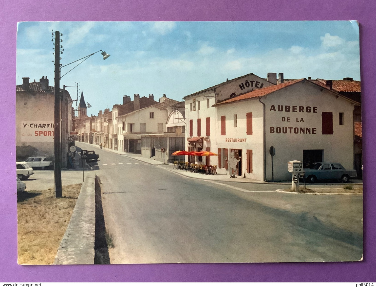 79  CPSM   BRIOUX-SUR-BOUTONNE  Grand’ Rue Et Auberge De La Boutonne    Voitures…..     Bon état - Brioux Sur Boutonne