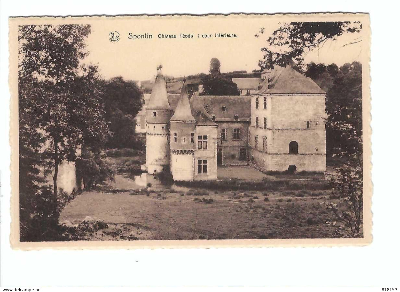 Spontin    Château  Féodal : Cour Intérieure - Yvoir