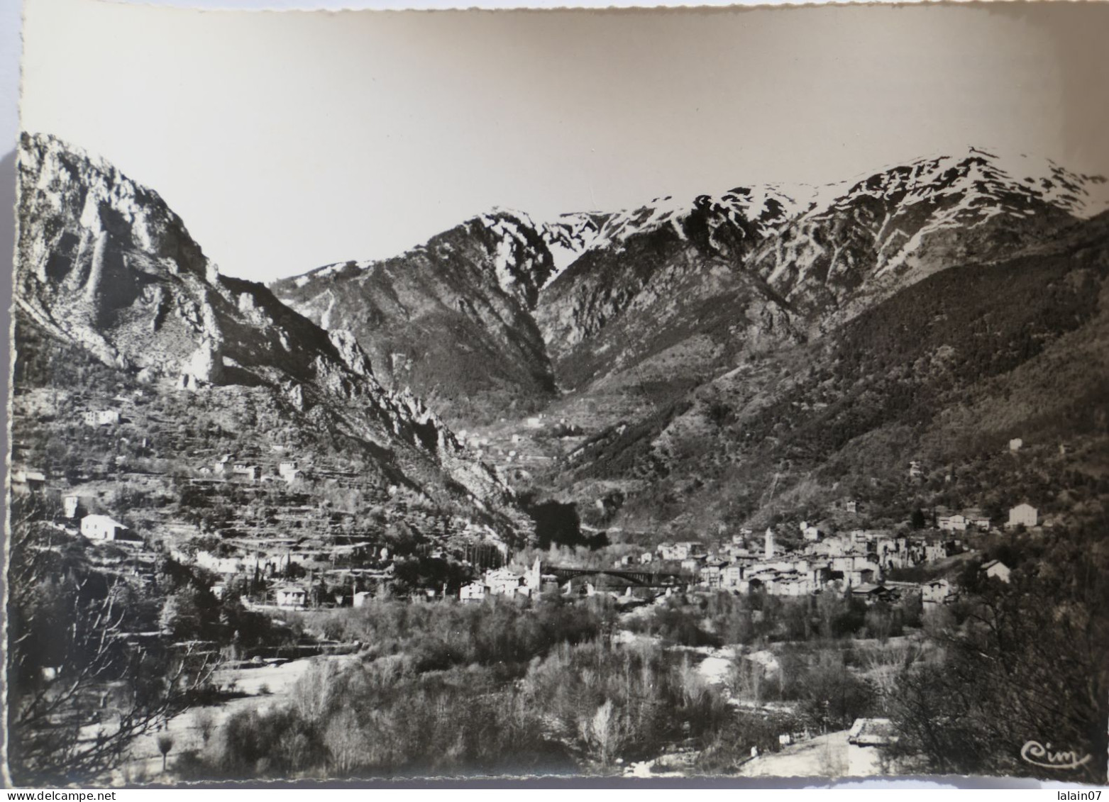 Carte Postale : 06 : ROQUEBILLIERE : Vue Panoramique De La Vallée, Le Village Et Les Alpes - Roquebilliere