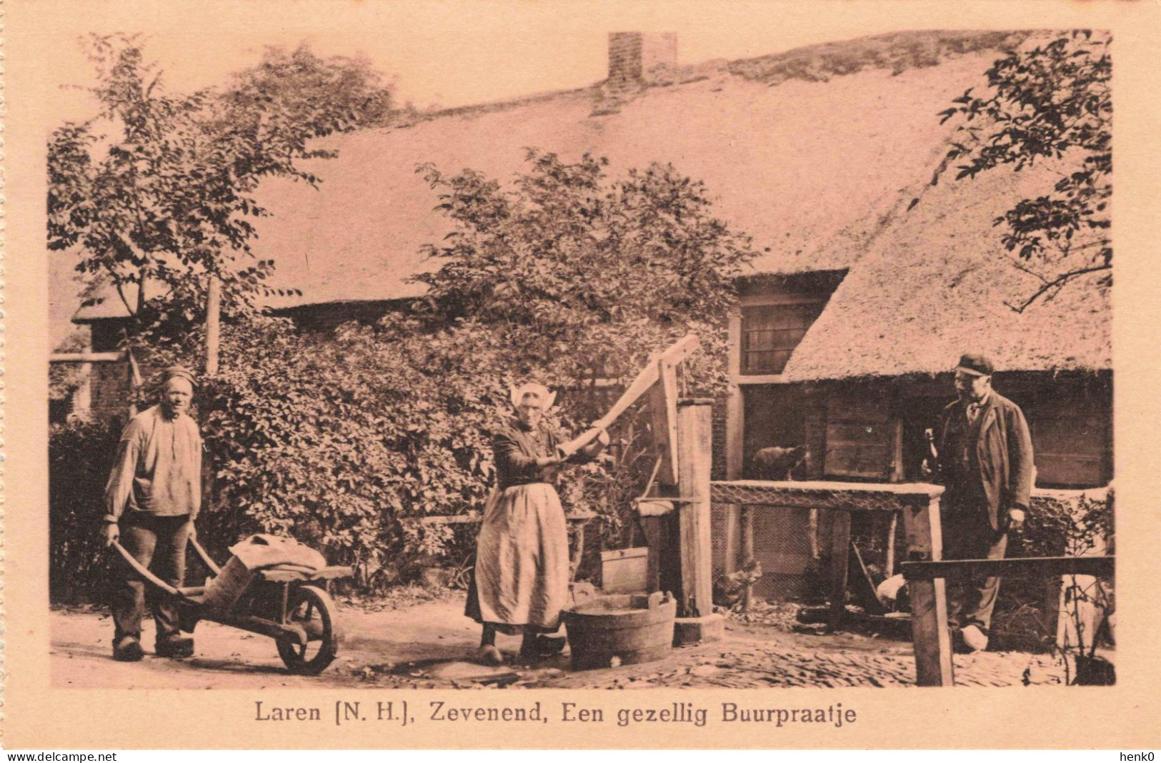 Laren Zevenend Een Gezellig Buurpraatje Met Kruiwagen En Pomp K5592 - Laren (NH)