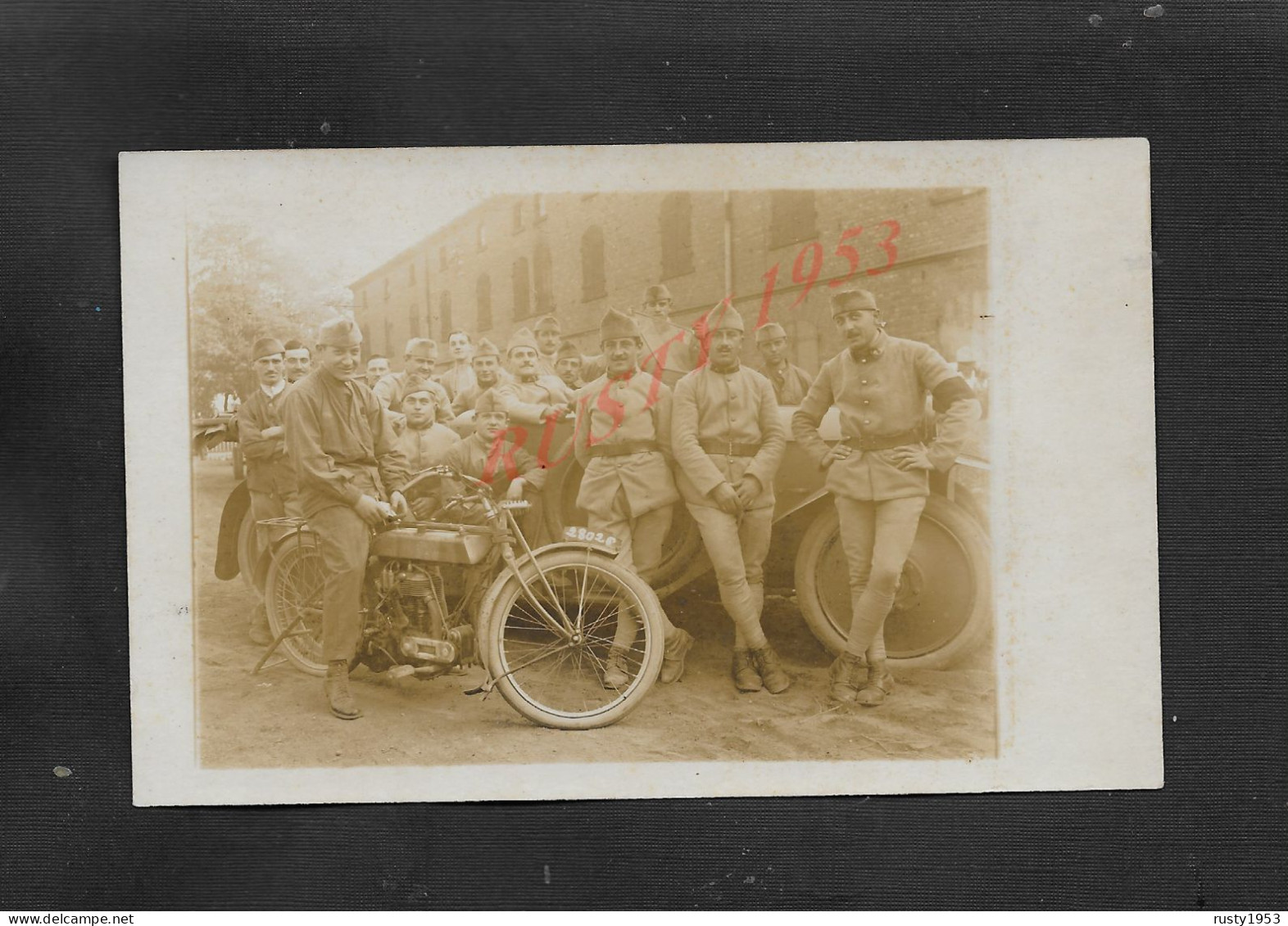 MILITARIA CARTE PHOTO MILITAIRE GROUPE DE SOLDATS A , AU TOUR DUNE VIEILLE AUTOMOBILE UN SUR UNE VIEILLE MOTO 28026 - Motos