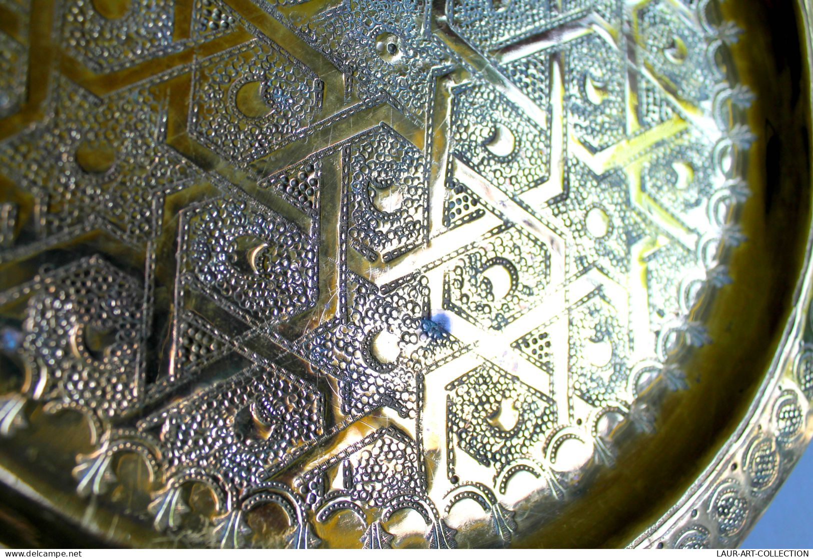 ANCIEN PLATEAU A THÉ MAROCAIN ORIENTAL - CUIVRE DORÉ MARTELÉ FAIT MAIN ARTISANAL / ART DECORATIF / DE LA TABLE (0507.18) - Oestliche Kunst