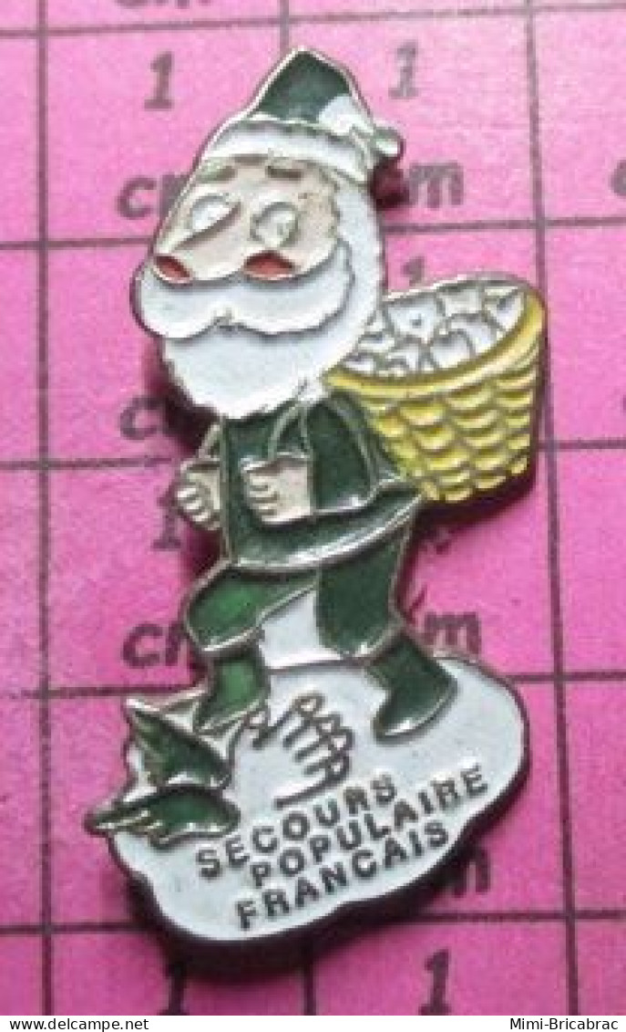 517 Pin's Pins / Beau Et Rare / NOEL / PERE NOEL VERT SECOURS POPULAIRE - Kerstmis