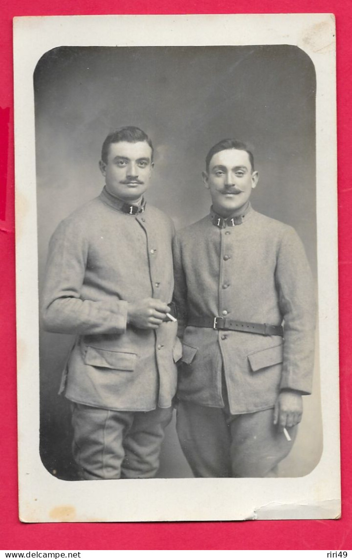 Cpa, Carte Photo, 1er Régiment, Deux Militaires Avec Leur Cigarette! Voir Scannes - Regiments