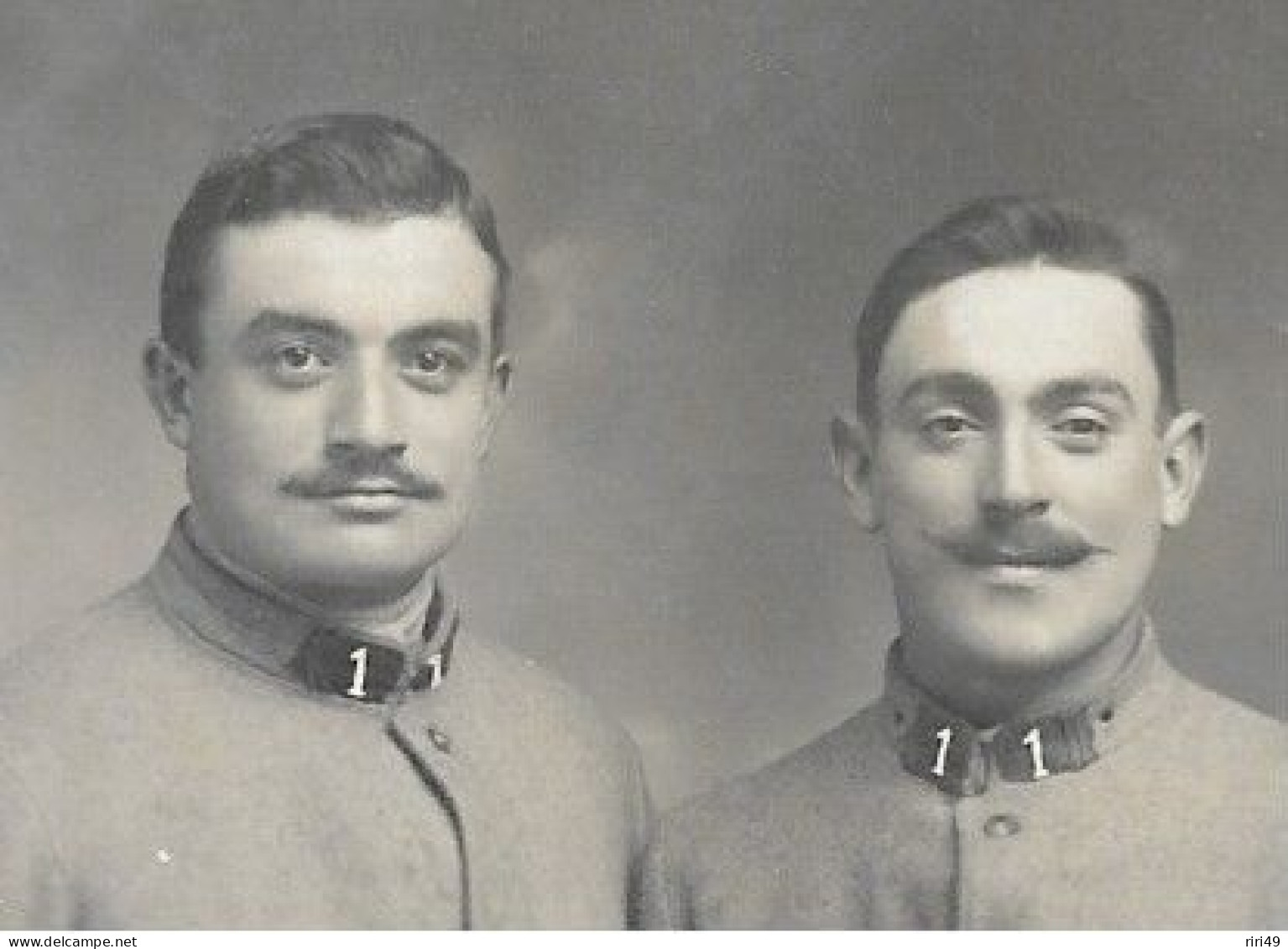 Cpa, Carte Photo, 1er Régiment, Deux Militaires Avec Leur Cigarette! Voir Scannes - Régiments