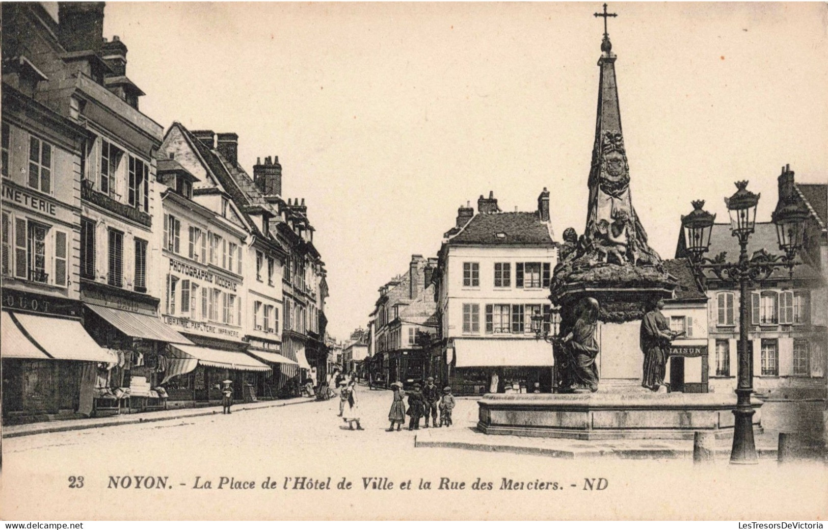 FRANCE - NOYON - La Place De L'Hôtel De Ville Et La Rue Des Merciers - ND. - Animé - Carte Postale Ancienne - Noyon