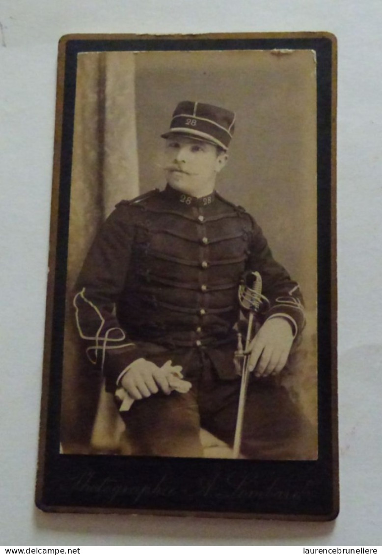 PETIT CDV   XIX E - PHOTOGRAPHIE ORIGINALE  SOUS-OFFICIER DU 28 E REGIMENT D'INFANTERIE AVEC SON EPEE - SAINT-MAIXENT - Guerra, Militari