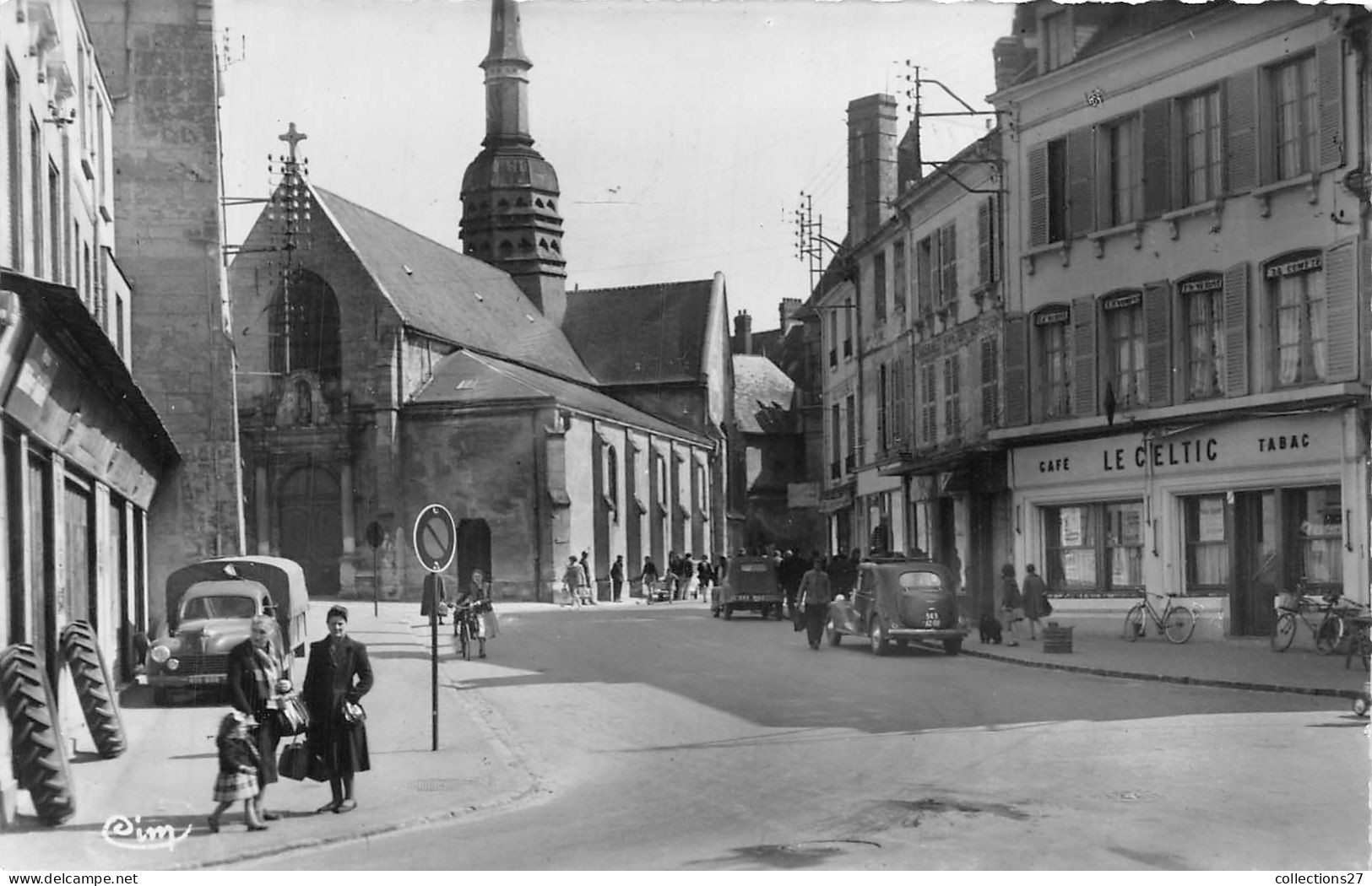 02-VILLERS-COTTERETS- CARREFOUR PARIS-SOISSONS ET L'EGLISE - Villers Cotterets