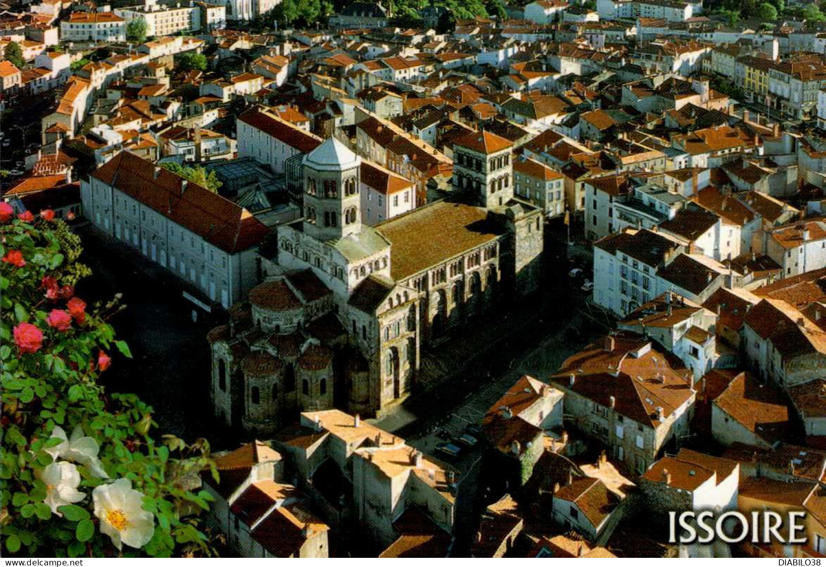 ISSOIRE  ( PUY DE DOME  )   VUE AERIENNE SUR LA VILLE ET SA REMARQUABLE EGLISE ROMANE - Issoire