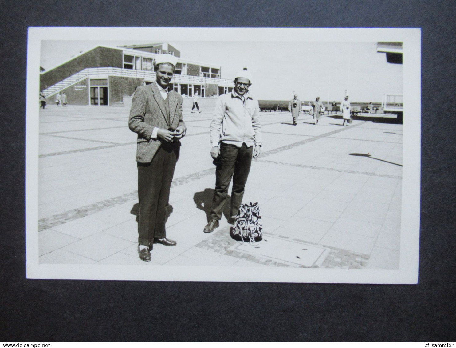 Foto AK 1959 Helgoland Kurgäste / Prommenade / Echtfoto - Helgoland