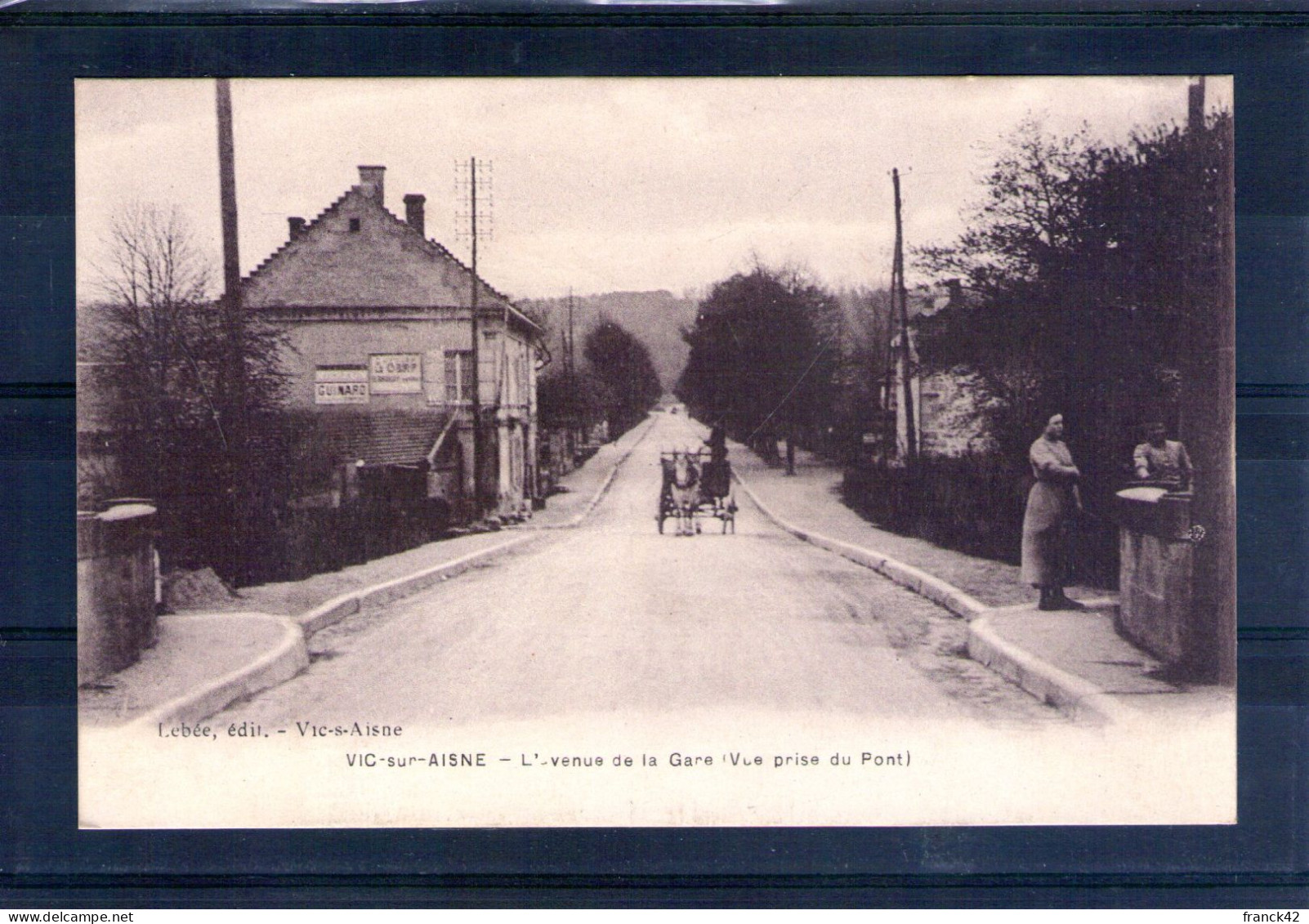 02. Vic Sur Aisne. L'avenue De La Gare (vue Prise Du Pont) - Vic Sur Aisne