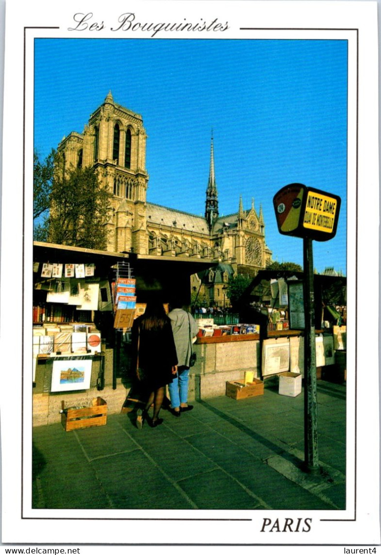 (4 R 53) France - Paris - Bouquiniste Devant Notre Dame De Paris Cathédrale (book Sellers + Old Style Bus Stop) - Marchands